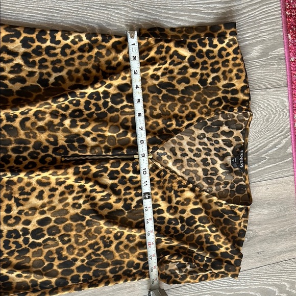 Leopard Print V-Neck Women's Top - Picture 3 of 6